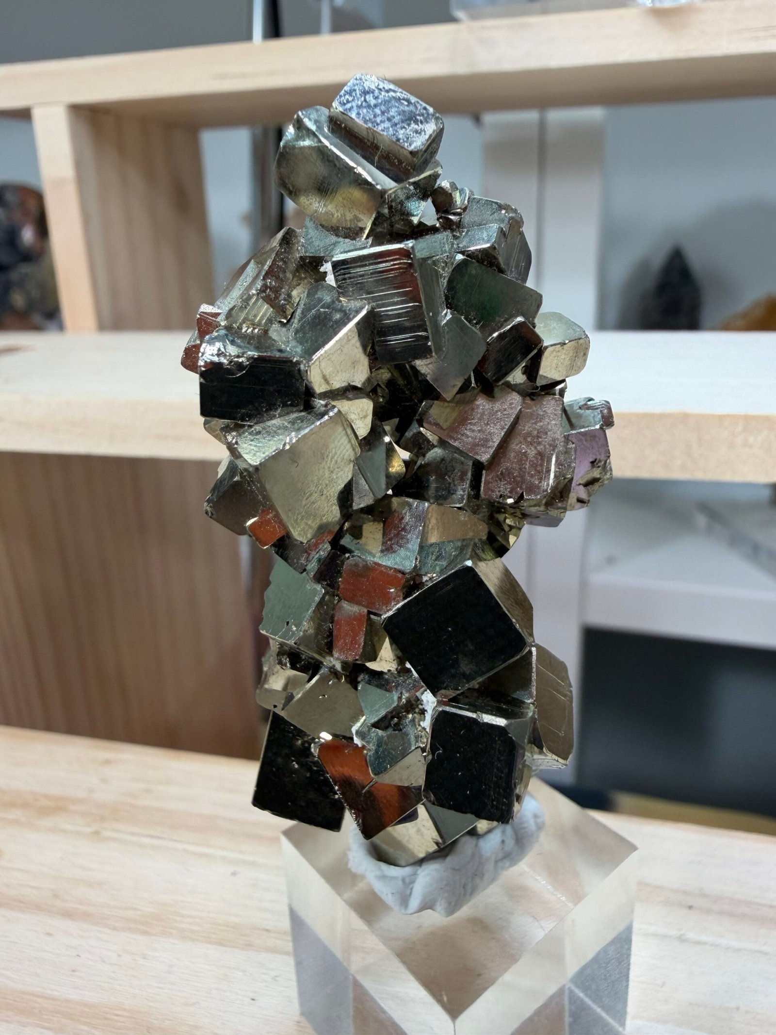 Pyrite du Pérou cristaux cubiques vue détail faces brillantes