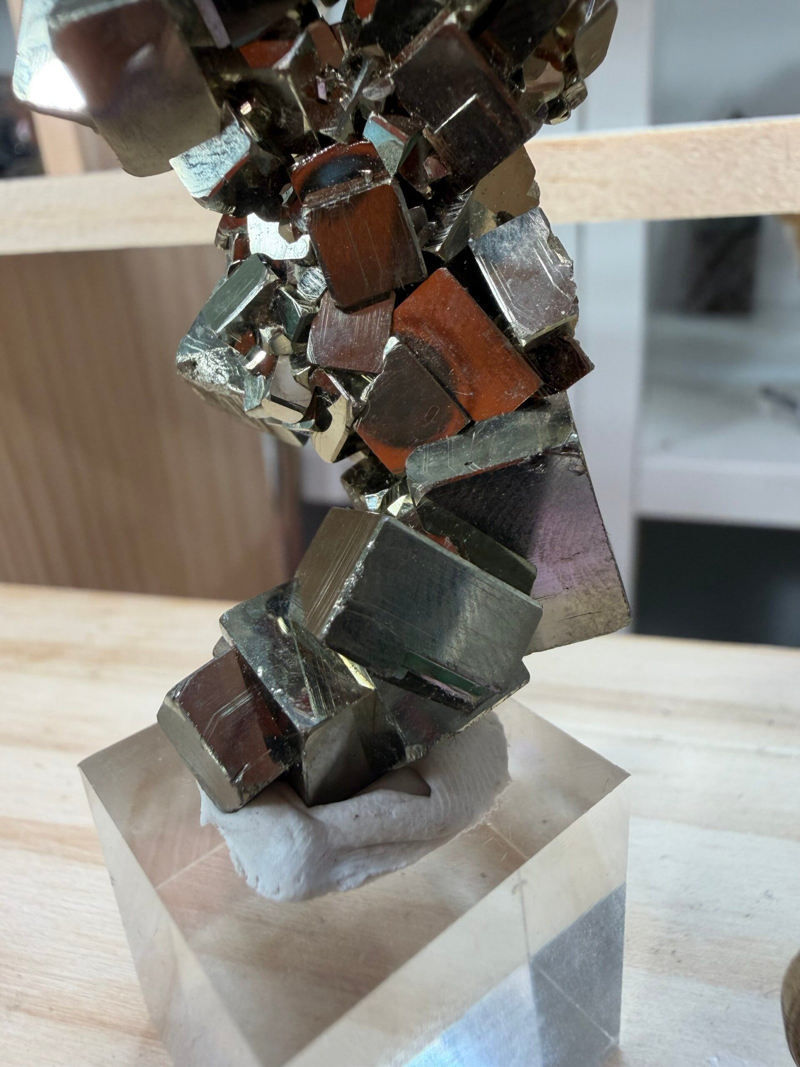 Pyrite Pérou spécimen cristaux cubiques vue profil socle transparent