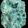 Détail des cavités et de la fine druse de quartz sur chrysocolle Gros plan des cavités bordées de petits cristaux de quartz.